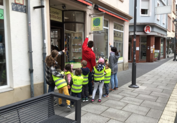 Auf dem Weg zur Fairen Kita: Kinder der Integrativen Kita der Lebenshilfe Kusel besuchen Weltladen in Kusel