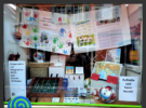 FAIRE KITA: Kinder unserer Kita dekorieren Schaufenster im alten Weltladen!