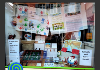 FAIRE KITA: Kinder unserer Kita dekorieren Schaufenster im alten Weltladen!